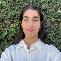 Lara Whitaker, Operations Lead · Customer Success & Delivery en AT Vault